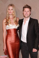 组图：张曼玉避谈绯闻 容祖儿何韵诗见面不合照