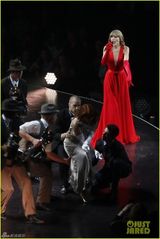 组图：泰勒百变造型开唱 深V烈焰红裙叹无乳