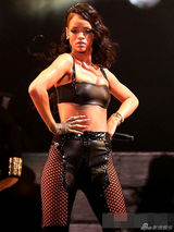 组图：蕾哈娜黑皮胸罩爆乳献唱 秀手背图腾纹身