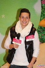 高清图：马塞尔-越会香港粉丝 劈腿空翻展身手