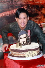 组图：张家辉首映庆生 搂半裸变性人老婆生气