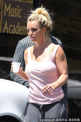 组图：布兰妮吊带T恤亮相 素颜出街步履匆匆