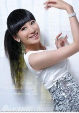 幻灯图：朱子岩裙装写真多变 高贵与俏皮皆宜