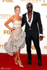 组图：艾美奖红毯 海蒂-克拉姆和老公恩爱亮相