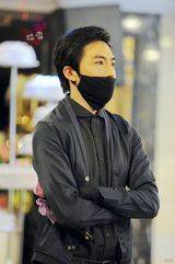 组图：网曝俞灏明2012年庆生照 戴口罩拥抱粉丝