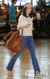 组图：孙泰英赴中国拍电影 白色透视装现身机场