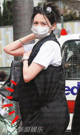幻灯图：邱淑贞怀第三胎挺巨肚 一袭黑衣口罩遮面