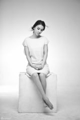 组图：黄圣依娴静大片尽显优雅自信