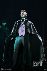 组图：2AM昶旻等演音乐剧《开膛手杰克》洒热泪