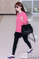 组图：Kara结束日本演出回国 具荷拉显消瘦