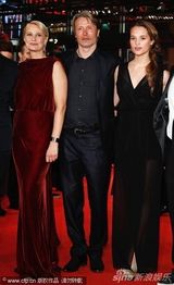 组图：《皇室风流史》首映 麦德斯透视黑裙秀美腿