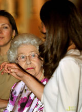 组图：女王携凯特巡视婚礼用品展 祖孙两代优雅亮相