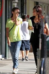 组图：波特曼着装朴素逛街 订婚戒指最闪亮