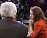 组图：克里斯汀做客电视节目红衣娇俏尽显青春活力