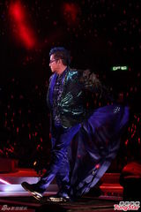 组图：谭咏麟不认豪宅传闻 李克勤想送小孩上学