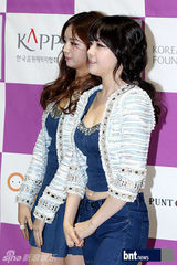 组图：GirlsDay等亮相某活动开幕献庆祝舞台