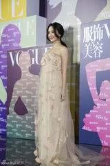 组图：熊乃瑾典雅亮相时尚庆典 宣传美容书