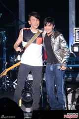 组图：陶喆个唱落泪忆亡父 与谢霆锋同台飙吉他