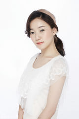 组图：焦俊艳写真上演纯白诱惑  清新笑容温婉可人
