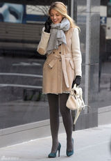 组图：弗莱利现身《绯闻女孩》片场煲电话粥