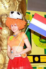 幻灯图：黑涩会美眉参加世界杯活动 看球不为看帅哥