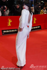 高清：《仰天长啸》首映 导演维多利亚被面具男抱起