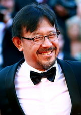 组图：姜文携妻子周韵亮相红毯 展现迷人微笑