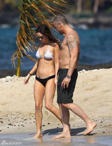 组图：梅根-福克斯现身夏威夷海滩比基尼秀身材