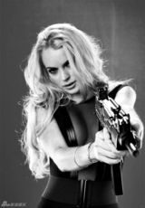 组图：林赛-罗韩最新大片火力十足 扮修女手持枪支