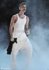 组图：比伯新加坡开唱正太变熟男 热舞激情四射