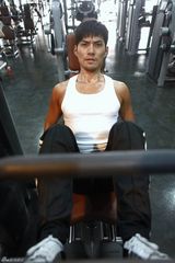 高清组图：严宽备战“浪子燕青” 健身房猛练肌肉