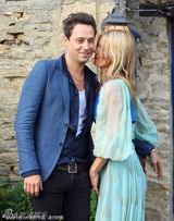 组图：莫斯大婚彩排蜜吻未婚夫 蓝纱裙化身幸福少女 