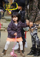 组图：钟丽缇女儿吃手萌照曝光 可爱不输王诗龄