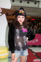 组图：颜卓灵带男友人回家聚会 不排斥同居试婚