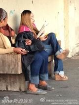 组图：凤姐美国爆肥 坐地铁看最爱《故事会》