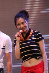 高清组图：阿朵骑单车走红毯  5大变装抢尽风头