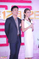 组图：安志杰谢婷婷亮相结婚派对 称还没求婚打算