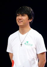 组图：潘粤明白色T恤亮相 首度公开近况