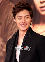 组图：金俊宋日国等出席新剧《强力班》发布会