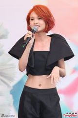 组图：杨丞琳红发抢镜 大秀小蛮腰粉丝饱眼福