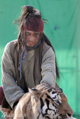 幻灯图：新《水浒》上演武松打虎 陈龙斗猛虎显神勇