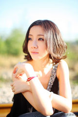 组图：吴楚郊外写真迷蒙眼神诠释女人味