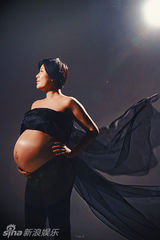 组图：周家蔚将剖腹拍大肚写真 洪天明吻孕肚