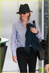 组图：安妮斯顿中性装扮帅气 做美容大秀鸽子蛋