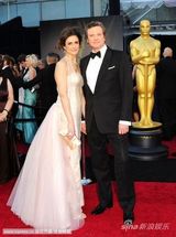 组图：科林-费斯携妻亮相红毯 亲密上演黑白配