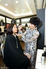 组图：袁咏仪担任义工帮弱势女寻找自我