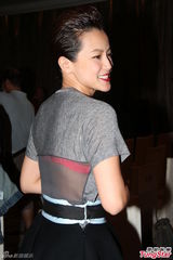 组图：何韵诗透视露内衣 绯闻密友疑捧场个唱