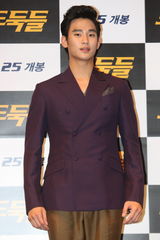 高清组图：金秀贤金慧秀牵手造势全智贤露背抢镜