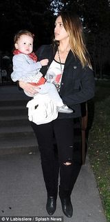 组图：阿尔芭一家公园游玩 一对女儿活泼可爱