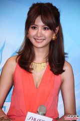 组图：安心亚红裙甜美亮相 气质优雅秀美腿